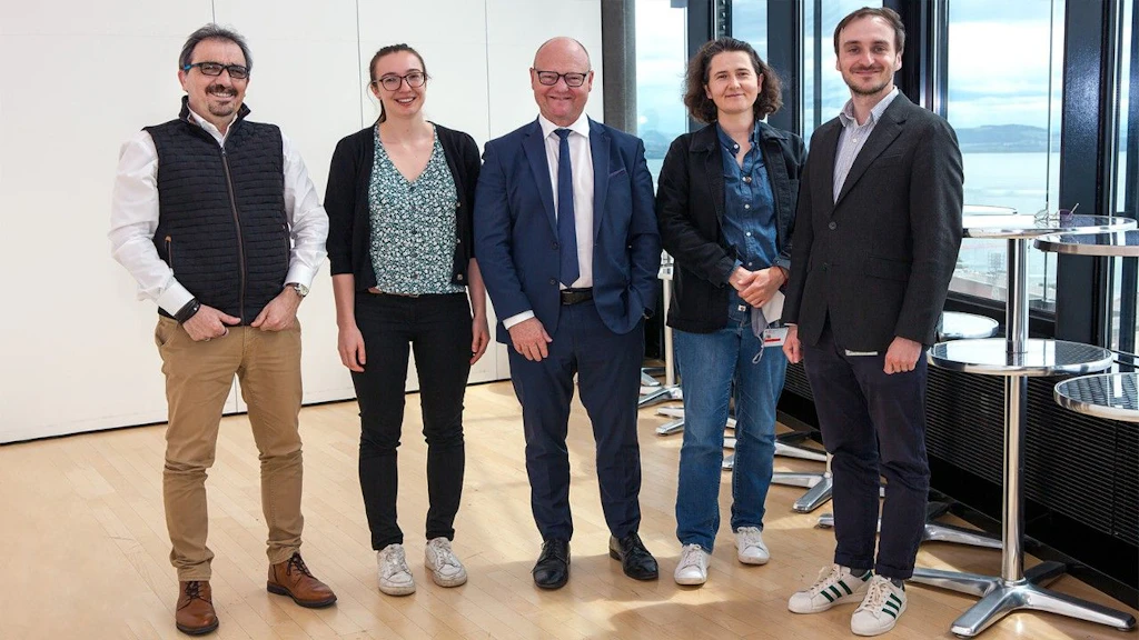 Von links nach rechts: Bertrand Loison (Vizedirektor), Pauline Maury-Laribière (Data Scientist), Georges-Simon Ulrich (Direktor), Christine Choirat (Sektionschefin Datenwissenschaft und KI), Raphaël de Fondeville (Senior Data Scientist).